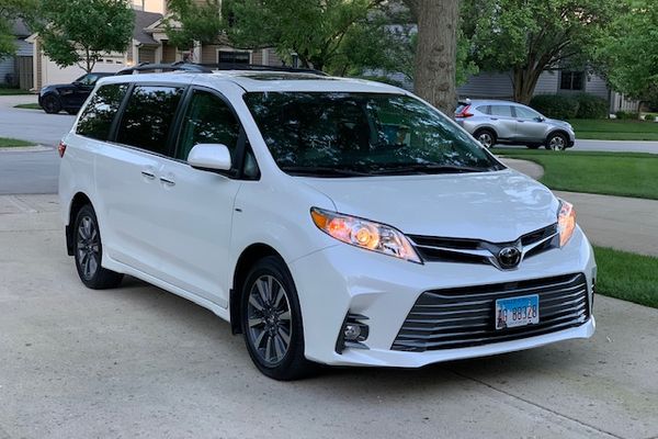 2018 Toyota Sienna XLE Premium Minivan 4D for Sale (10,285 miles ...